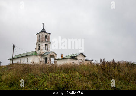 La Russia,Vologda regione,Kirillov district, il villaggio di Goritsy - 2 ottobre 2019, Goritsky convento a piovere meteo Foto Stock