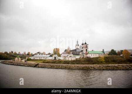 La Russia,Vologda regione,Kirillov district, il villaggio di Goritsy - 2 ottobre 2019, Goritsky convento a piovere meteo Foto Stock