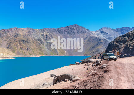 Il Cile, montagne delle Ande. I turisti a Embalse el Yeso (El Yeso Dam), montagne delle Ande, Santiago Regione Metropolitana, Cile, Sud America