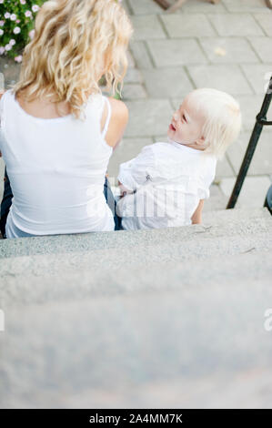 Madre e figlia seduti sulle scale Foto Stock