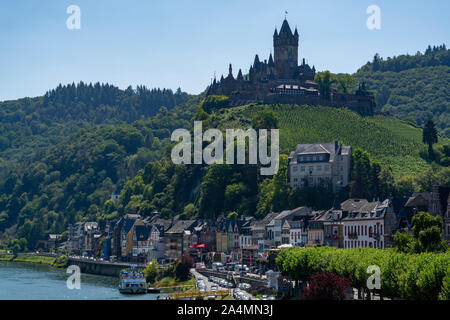 Vista sulla cittadina tedesca Cochem situato a Mosel River Valley, meta turistica in vino regio in Germania Foto Stock