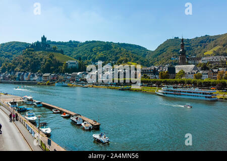 Vista sulla cittadina tedesca Cochem situato a Mosel River Valley, meta turistica in vino regio in Germania Foto Stock