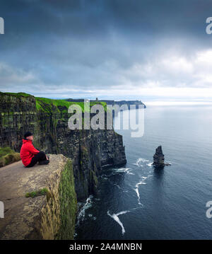 Escursionista udienza presso le scogliere di Moher Foto Stock