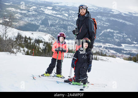 Padre e figli sci Foto Stock