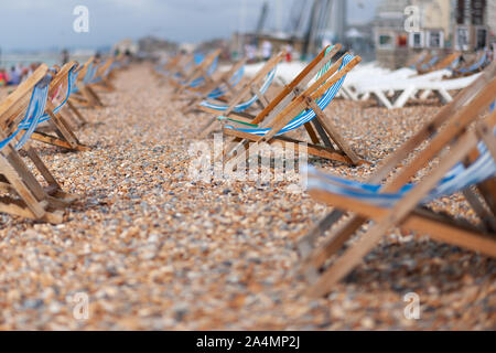 Sedie da spiaggia attendere per i turisti di arrivare presso la città balneare di Brighton e Hove in East Sussex, in Inghilterra il 3 agosto 2019. Foto Stock