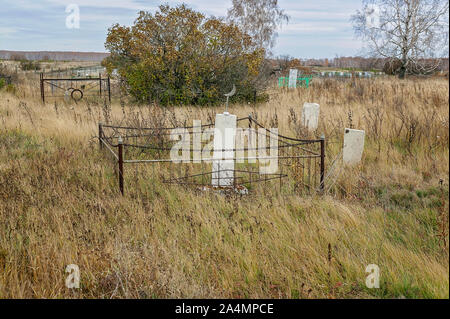 Lapidi musulmana in un vecchio cimitero abbandonato. Insediamenti abbandonati Foto Stock