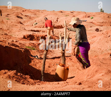 Miniere di gemme, oro e zaffiri - 08 dicembre 2018 Ilakaka Ihosy distretto, Regione di Ihorombe, Madagascar Foto Stock