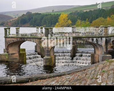 Il traboccamento in esecuzione veloce al serbatoio Digley dopo heavy rain per giorni in Pennine Moors sopra Holmfirth Yorkshire Inghilterra Foto Stock