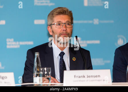 Copenaghen, Danimarca - Ottobre 09, 2019: Frank Jensen, Sindaco di Copenhagen, parla durante la C40 World Summit sindaci conferenza stampa di apertura a Copenhagen City Hall. Più di 90 sindaci di alcuni dei più grandi del mondo e più influenti città rappresentano circa 700 milioni di persone si incontrano a Copenhagen a partire dal mese di ottobre 9-12 per la C40 World Summit sindaci. Lo scopo con il vertice di Copenaghen è la costruzione di una coalizione globale delle principali città, imprese e cittadini che raduni intorno a radicale e ambiziosa azione per il clima. Anche i leader della gioventù dal recente sciopero del clima partecipare. Da Foto Stock