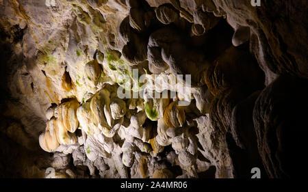 Vista interna alla grotta Vrelo a Matka Canyon Nord Macedonia Foto Stock