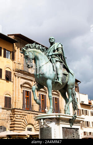 Il monumento equestre di Cosimo I è una statua equestre in bronzo eretta nel 1594 in Piazza della Signoria a Firenze, Regione Toscana, Italia. Foto Stock