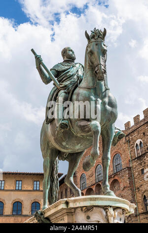 Il monumento equestre di Cosimo I è una statua equestre in bronzo eretta nel 1594 in Piazza della Signoria a Firenze, Regione Toscana, Italia. Foto Stock