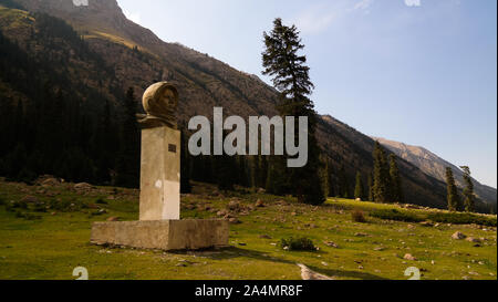 Busto di Yuri Gagarin, primo cosmonauta russo, al Barskoon canyon in Issyk-Kul, Kirghizistan Foto Stock