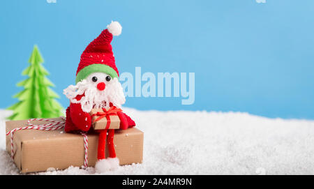 Giocattolo carino Santa Claus preparazione holiday presenta Foto Stock