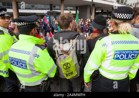 Estinzione della ribellione gli attivisti hanno sfidato a Londra-ampio divieto di proteste pubbliche questa mattina per chiudere Millbank al di fuori degli uffici di MI5. Protestando circa la mancanza di sicurezza alimentare possibile se il cambiamento climatico non è scongiurato, hanno parcheggiato una carovana in strada e messo in scena un sit in con canti e pic-nic. La polizia realizzato numerosi arresti. Foto Stock