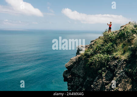 Donna sulla cima della scogliera Foto Stock