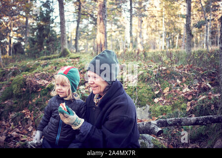 Nonna con nipote raccolta di funghi Foto Stock