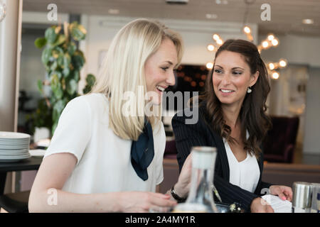 I colleghi a pranzo in mensa Foto Stock