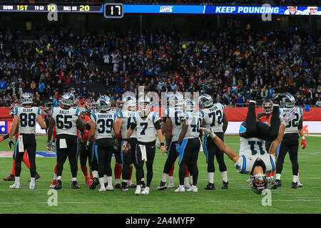 Kyle Allen #7 Quarterback dei Carolina Panthers guarda indietro per vedere Brandon Zylstra #11 eseguire back flip come egli celebra durante il gioco di NFL tra Carolina Panthers e Tampa Bay Buccaneers a Tottenham Stadium di Londra, Regno Unito. il 13 ottobre 2019 Foto Stock