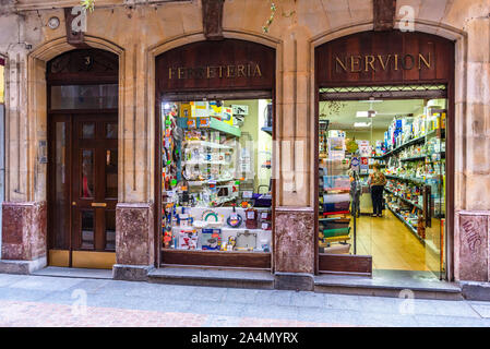 Bilbao, Spagna, 190916. La facciata del negozio di ferramenta Ferreteria Nervion, sulla strada Artekale. Foto Stock