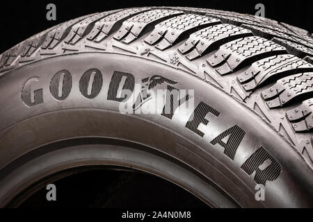 Krasnoyarsk, Russia, Settembre 2019: Goodyear logo sul fianco di un pneumatico nero close-up. mondo azienda di pneumatici Foto Stock