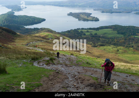 La vista dalla collina conica del Loch Lomond. Scozia Foto Stock