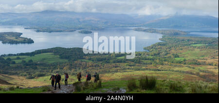 La vista dalla collina conica del Loch Lomond. Scozia Foto Stock