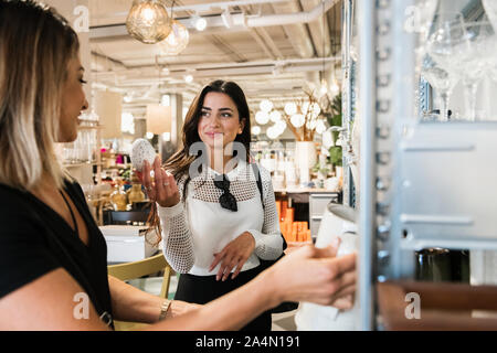 Le donne a fare shopping insieme Foto Stock