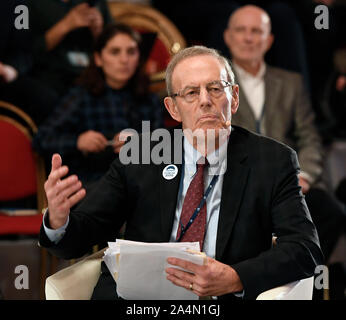 Carl Gershman, Presidente del Washington DC-based Dotazione nazionale per la democrazia, parla durante il pannello di chiusura della XXIII edizione del Forum 2000 conferenza internazionale di personalità mondiali con motto recuperando la promessa di 1989, in Zofin Palace di Praga Repubblica Ceca, martedì 15 ottobre, 2019. (CTK foto/Michal Krumphanzl) Foto Stock
