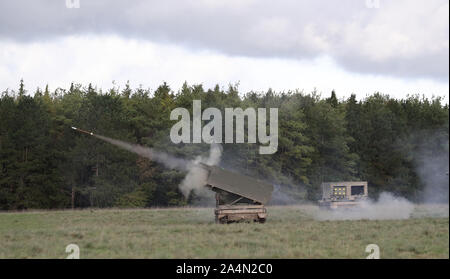 Membri del reggimento 26 Royal Artillery la loro posizione Multi Lancio del razzo (sistema MLRS) sulla Piana di Salisbury, Wiltshire durante l'esercizio Congreve lancia. Foto Stock