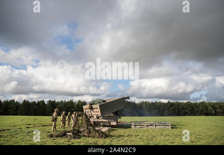 Membri del reggimento 26 Royal Artillery la loro posizione Multi Lancio del razzo (sistema MLRS) sulla Piana di Salisbury, Wiltshire durante l'esercizio Congreve lancia. Foto Stock