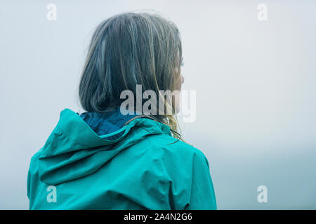 Escursionista femmina che guarda lontano Foto Stock