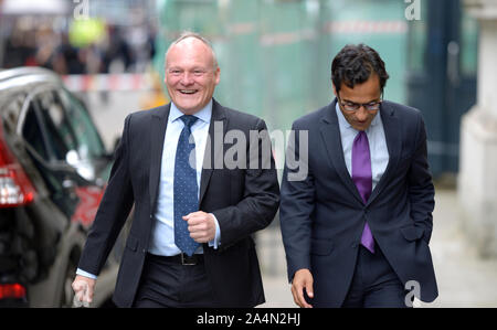 Royston Smith MP (Cost: Southampton Itchen) e Rehman Chishti MP (Gillingham e Rainham) arrivano a Downing Street per un anno al numero 10, 2. Foto Stock