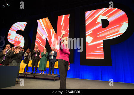 Aberdeen, Regno Unito. Il 15 ottobre 2019. Nella foto: Nicola Storione - Primo ministro di Scozia e il Leader del Partito nazionale scozzese (SNP) offre il suo discorso su come ottenere l'indipendenza scozzese per chiudere il Partito nazionale scozzese Conferenza, Aberdeen, Regno Unito. Il complesso di eventi Aberdeen (TECA). Credito: Colin Fisher/Alamy Live News Foto Stock