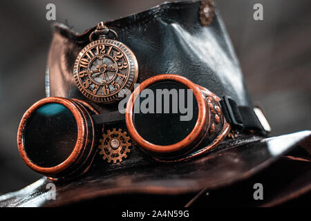 Occhiali steampunk sul cuoio scuro hat. Immagine ravvicinata di alta qualità e design del costume, idee per la festa di Halloween. Avventura il concetto di tempo. Film Fantasy atmosfera Foto Stock