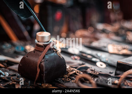 E vittoriano steampunk ispirato la scrittura imposta. Vecchio inkwell e penna del cappello realizzato al di fuori di un uccello reale giù. In pelle e dettagli in ottone. Fatto a mano. Foto Stock