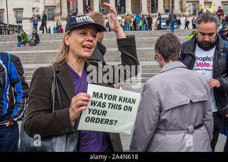 Londra, Regno Unito. Il 15 ottobre 2019. Sian Berry. Un distinto gruppo di manifestanti di cui 5 deputati, manodopera MP David Drew, Partito Verde co-leader Sian Berry, attivista di pace Angie Zelter e di estinzione Rebellion Rupert leggere parlare a un pranzo protesta in Trafalgar Square contro l'espulsione della ribellione di estinzione dalla piazza e la draconiana imposizione di un divieto contro le proteste da parte del gruppo in tutta Londra imposti dalla polizia. Essi sono stati uniti da molti XR contestatori. Credito: Peter Marshall / Alamy Live News Foto Stock