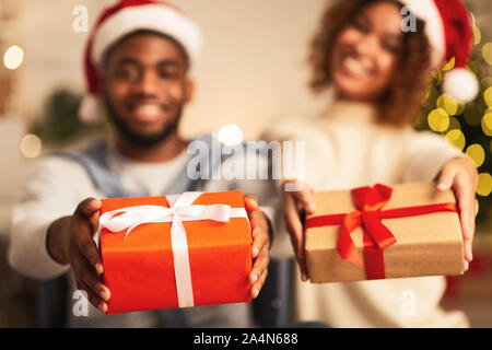 African-american giovane stretching confezioni regalo alla fotocamera Foto Stock