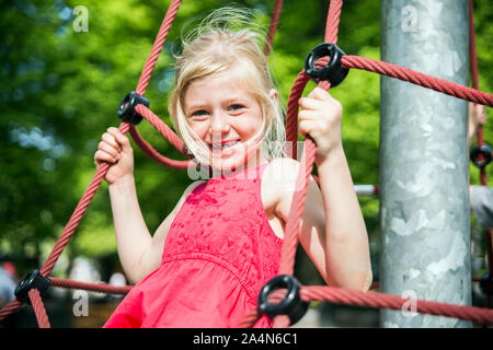 Ragazza sul parco giochi Foto Stock