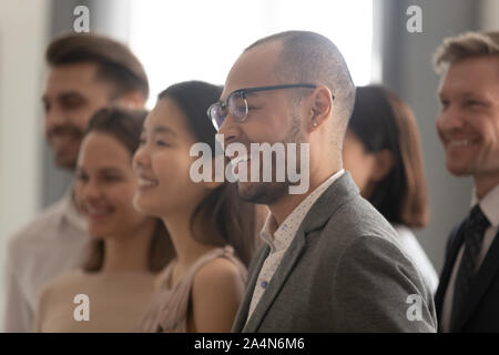 Diversi dipendenti con African American leader in posa per azienda foto Foto Stock