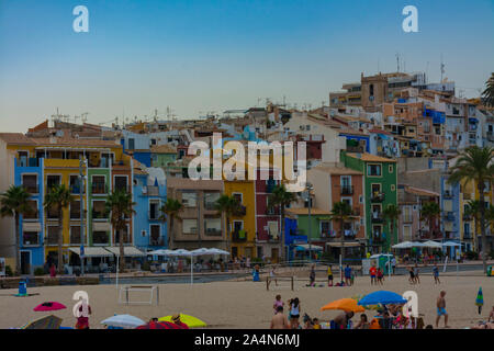 Villajoyosa, Alicante, Spagna - 05 agosto 2019: Villajoyosa beach e tipiche facciate colorate delle vecchie case nella città vecchia. Chiesa-fortezza Foto Stock