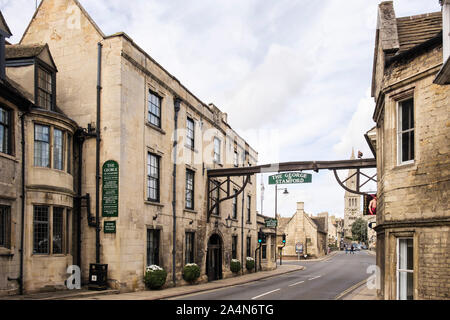 The George Hotel e firmare attraverso la strada principale. Stamford, Lincolnshire, Inghilterra, Regno Unito, Gran Bretagna Foto Stock