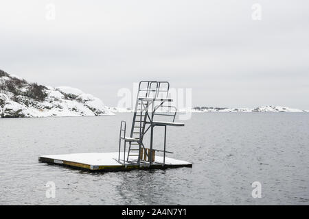 Jumping piattaforma galleggiante sul mare Foto Stock