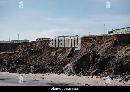 Hornsea sul litorale di Holderness, uno d'Europa più veloce del erosione dei litorali, mostrando esempi di erosione costiera. Foto Stock