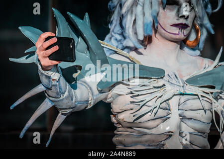 Roma, Italia, ottobre 2019, fumetti e cosplayer evento chiamato 'Romix'. Chiudere ups e medie colpi di bianco morto nevoso regina costume, selfie zombie. Foto Stock