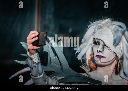 Roma, Italia, ottobre 2019, fumetti e cosplayer evento chiamato 'Romix'. Chiudere ups e medie colpi di bianco morto nevoso regina costume, selfie zombie. Foto Stock