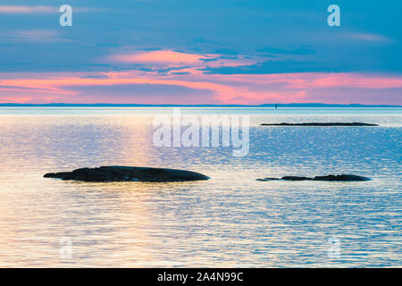 Le rocce in mare al tramonto Foto Stock