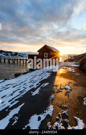 Cottage rosso all'alba Foto Stock