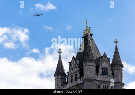 Un aereo che sorvola il Tower Bridge di Londra, Regno Unito. Aereo passa basso sopra Londra Foto Stock