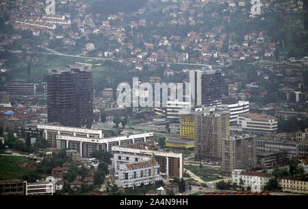 6 Giugno 1993 durante l'assedio di Sarajevo: la vista a sud-est dalla collina di ronzio. Il twin Unis torri (sulla sinistra) e il giallo Hotel Holiday Inn con il bruciato edificio della BiH Assemblea Parlamentare immediatamente sopra. Foto Stock